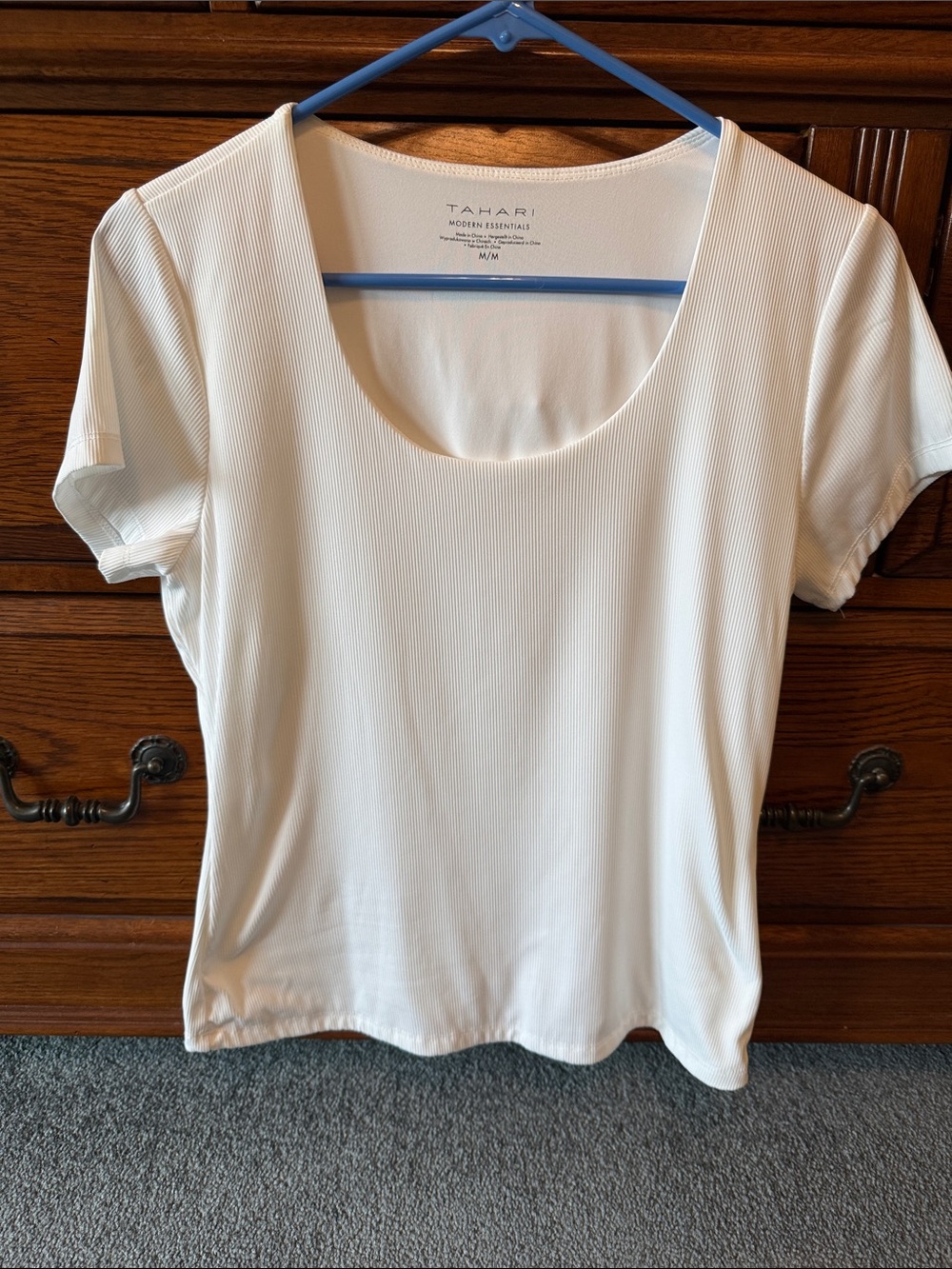 Tahari White Scoop Neck Short Sleeve Top
